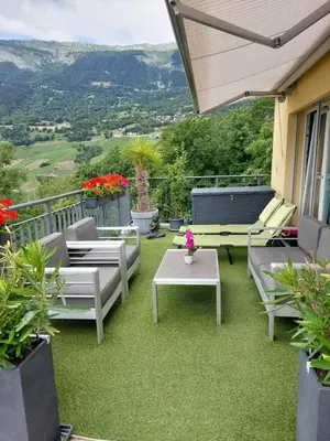 Ein allgemeiner Bergblick oder ein Berglick von des Privatzimmers aus