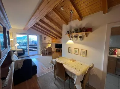 TV/Unterhaltungsangebot in der Unterkunft Attic Gem with Unbeatable Lake Moubra View