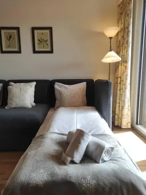 Ein Bett oder Betten in einem Zimmer der Unterkunft Attic Gem with Unbeatable Lake Moubra View