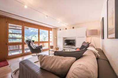 Ein Sitzbereich in der Unterkunft Breithorn Apartment, Eiger North Face View