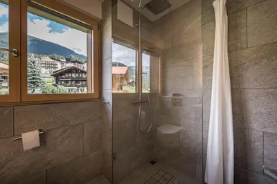 Ein Badezimmer in der Unterkunft Breithorn Apartment, Eiger North Face View